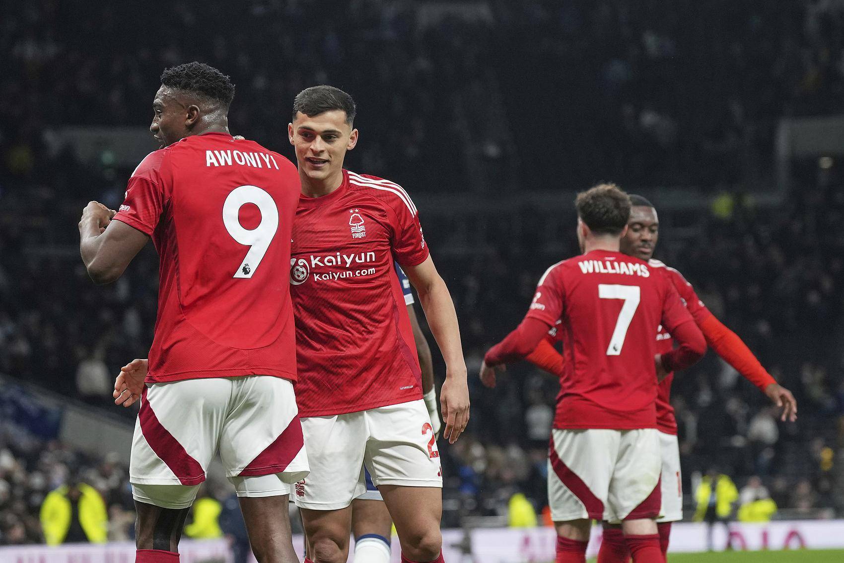 开云·体育app中国包含里程碑夜！阿森纳豪取连胜，欧联今晨刷纪录，球迷炸锅，赛季目标并未改变的词条